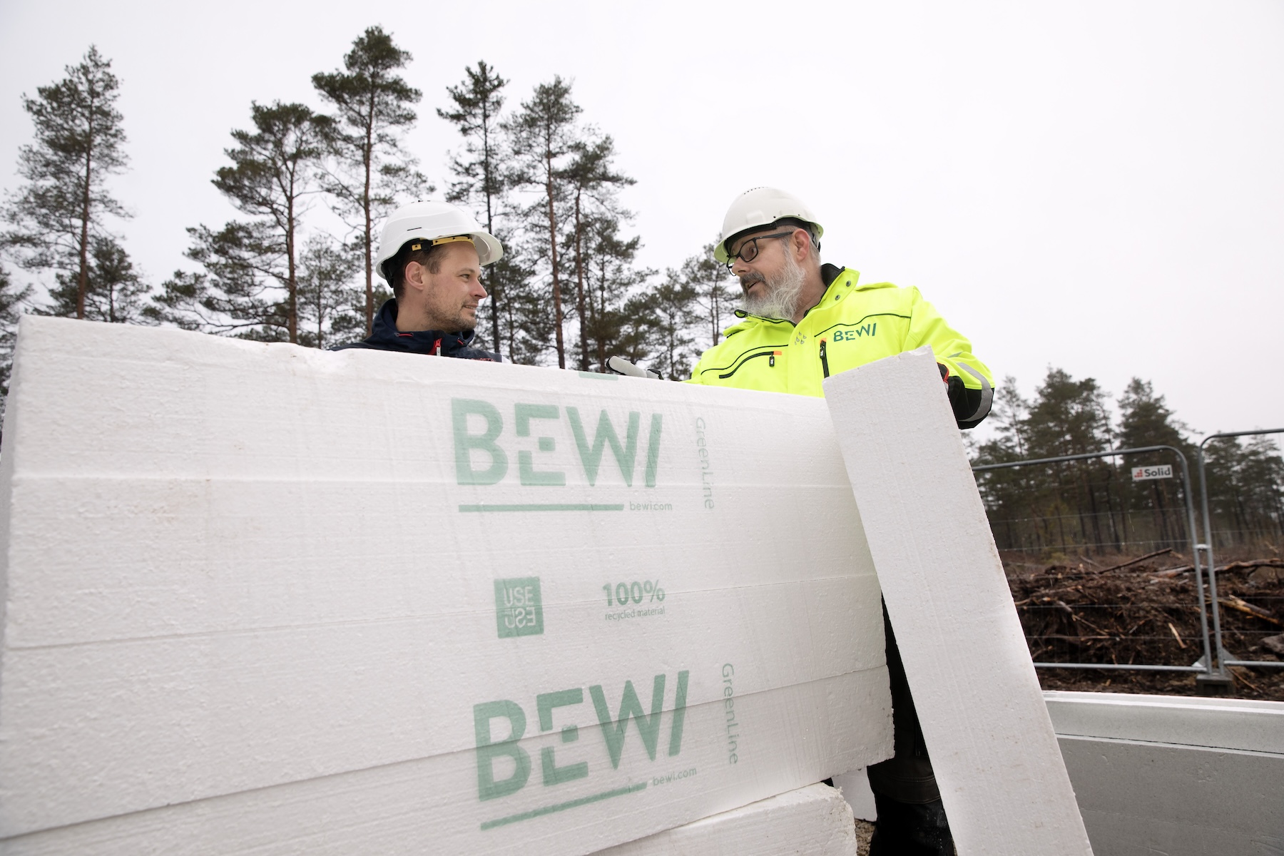 Stian Halvåg, regional salgssjef i Byggmakker, på byggeplass med GreenLine EPS - sammen med Frank Lønseth, distriktssjef i BEWI Insulation.