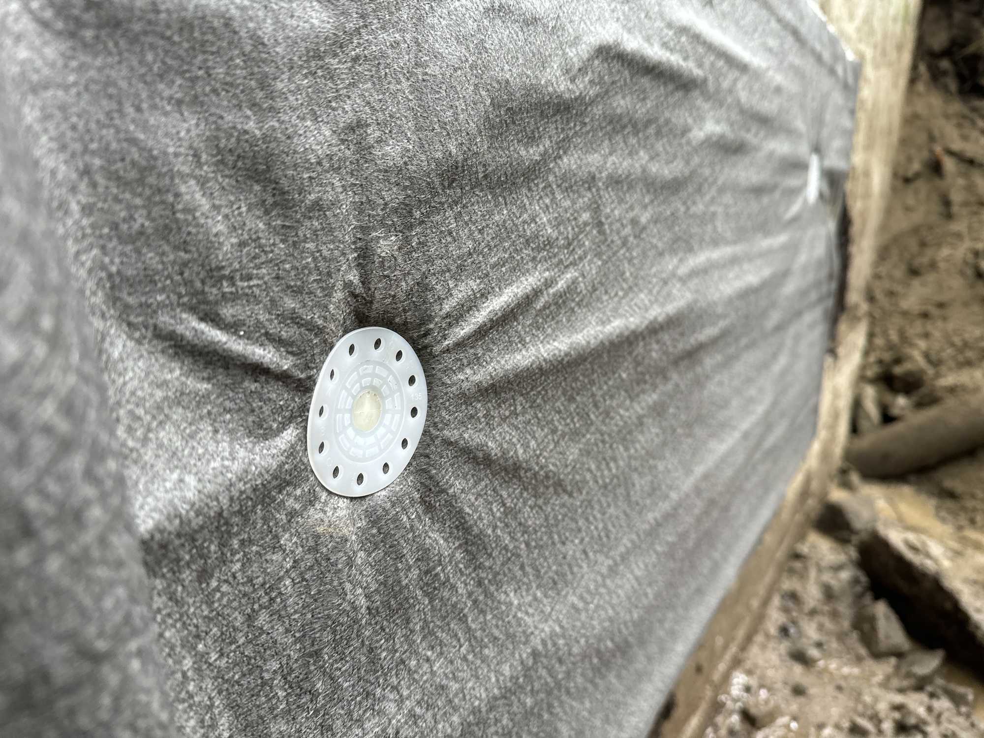 Thermodren-platen monteres med to stk festeplugger.