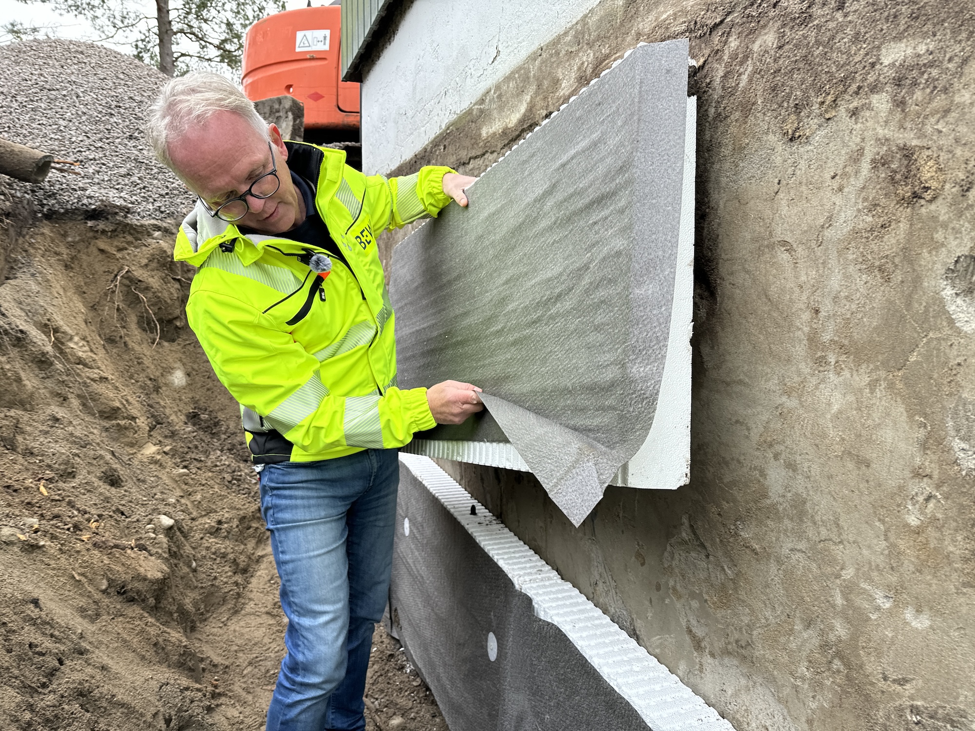 Eivind Olsen i BEWI viser Thermodren på utvendig kjellervegg.